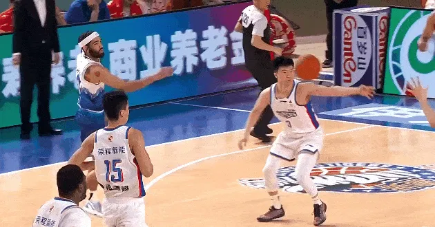 玩法-齐麟快攻跟进接球单臂滑翔劈扣，目前4中3得到7分1篮板1助攻